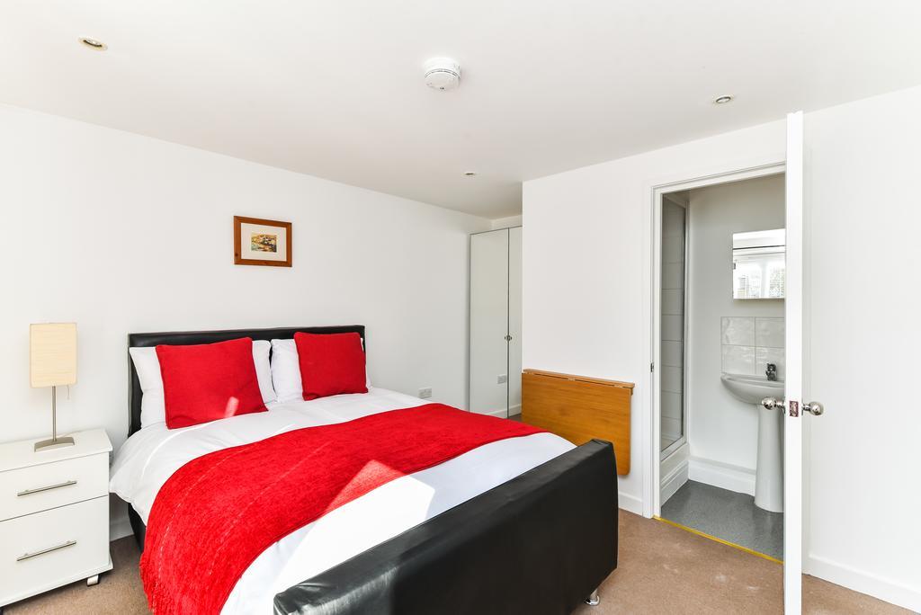 Riverbank Stay London Exterior photo