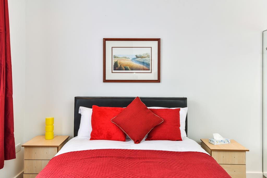 Riverbank Stay London Exterior photo