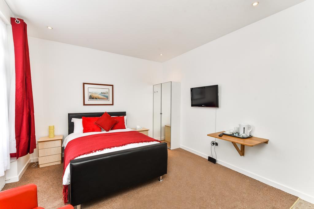 Riverbank Stay London Exterior photo