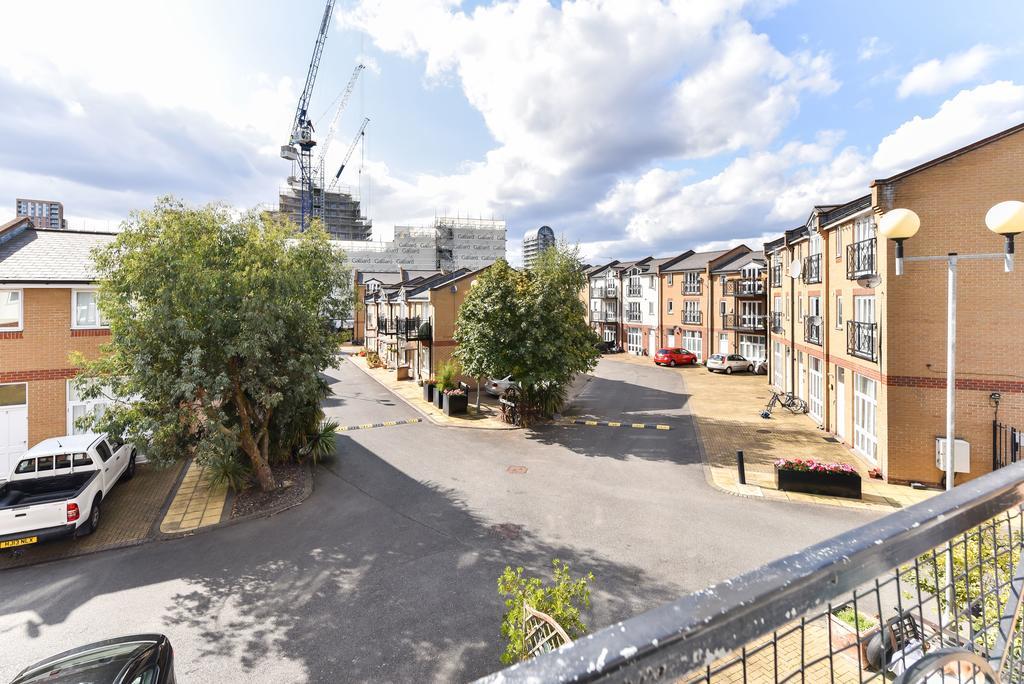 Riverbank Stay London Exterior photo