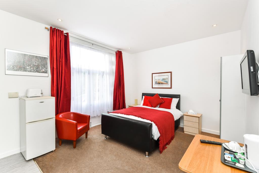 Riverbank Stay London Exterior photo